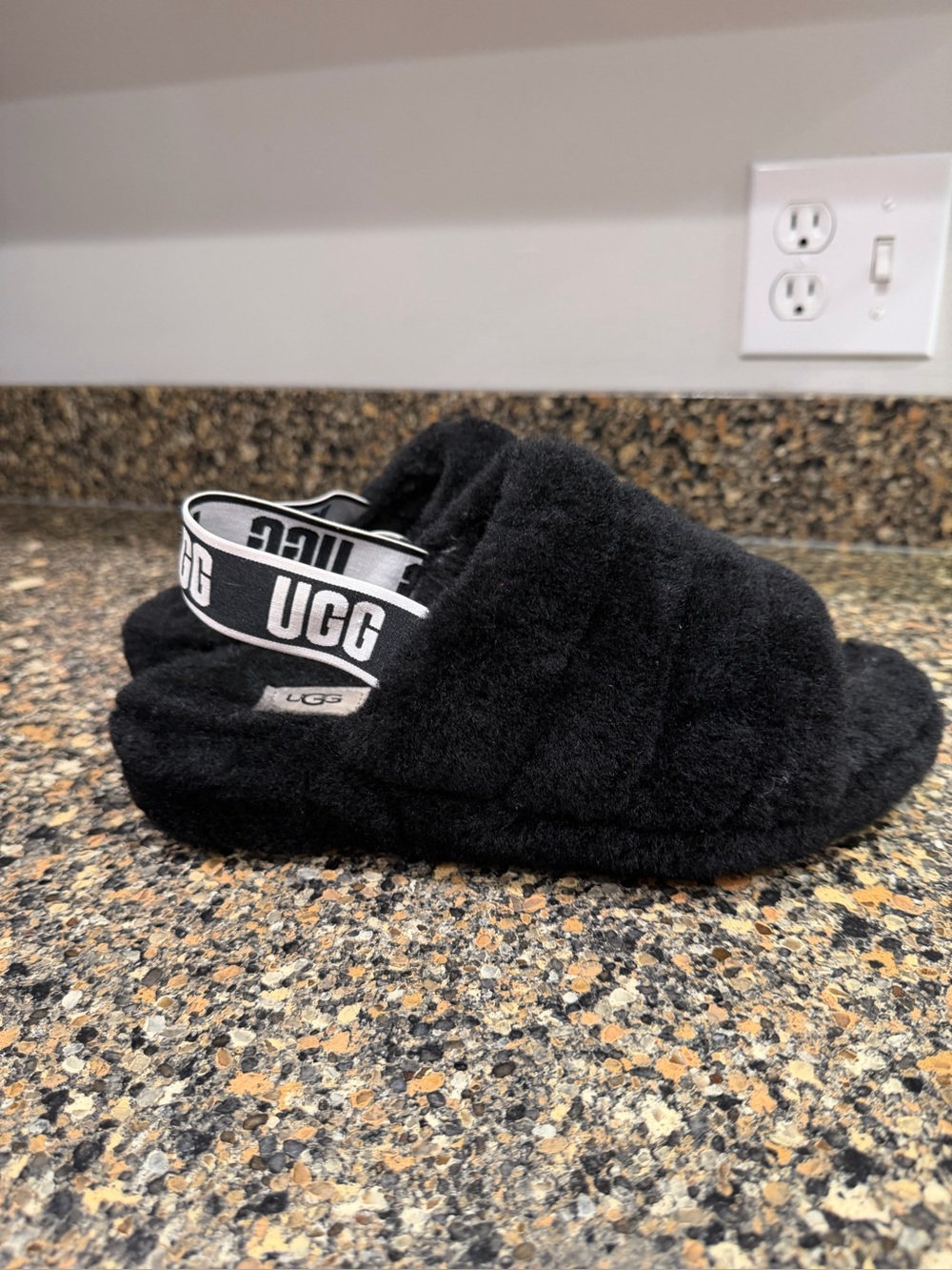 UGG ladies 9  Black Fuzzy Slingback Slide with Logo Strap